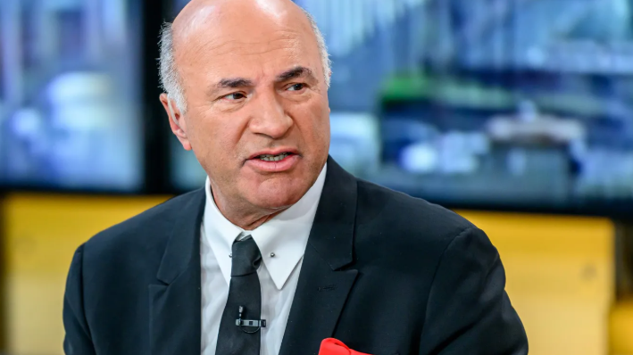 Discussion on unprecedented economic changes in the US, two men in broadcast.