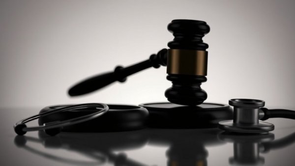 Silhouette of gavel and stethoscope represents HHS 340B rebate pilot lawsuit.