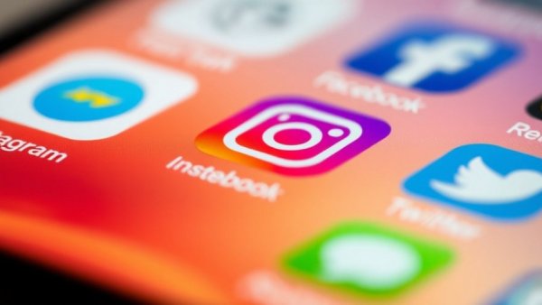 Smartphone screen close-up showing social media apps, reflecting social media attention problems in teens.