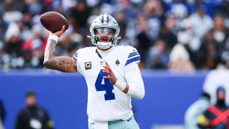 Dallas Cowboys training camp preview with fan and player action.