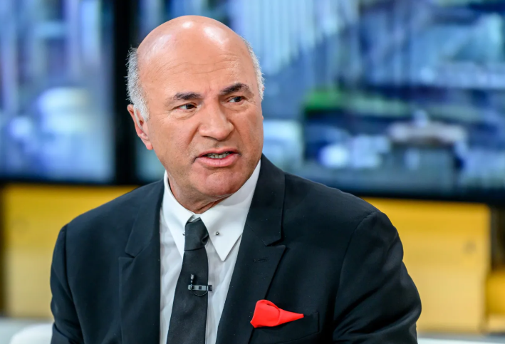 Breaking US news visual with two serious men in a newsroom.