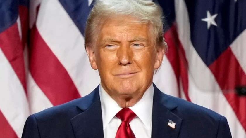 Split image of two men at a press conference, U.S. economy news.