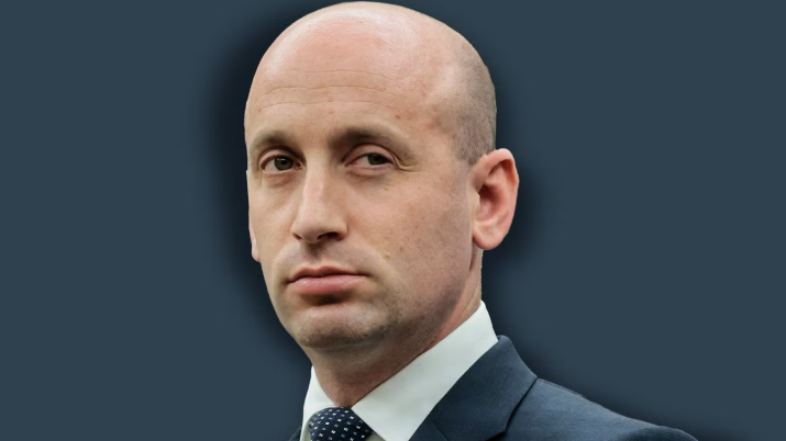 Trump military strategy discussion amid US and Iran flags.