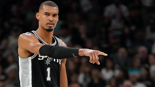 San Antonio Spurs player in action with game statistics.