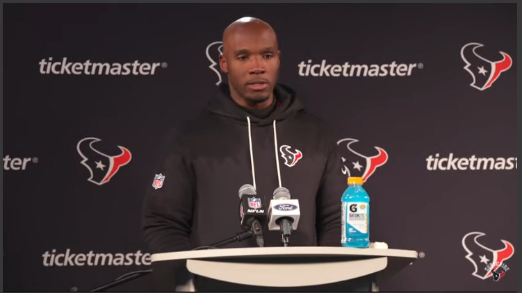 DeMeco Ryans engaging at postgame media session.