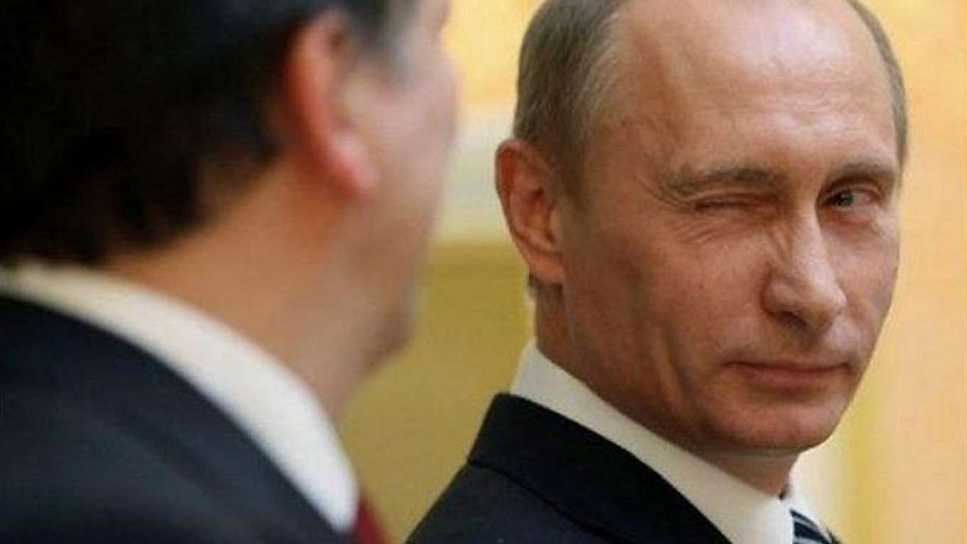 US news negotiations with Russia: Officials in discussion at a formal meeting.