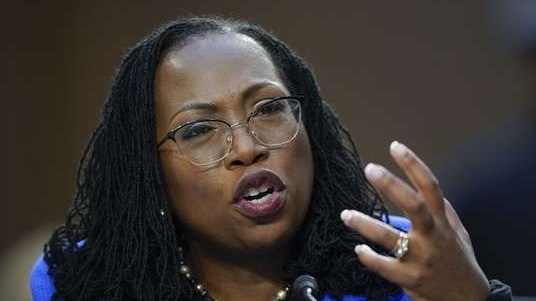 Justice Jackson discussing First Amendment dissent, speaking at desk.